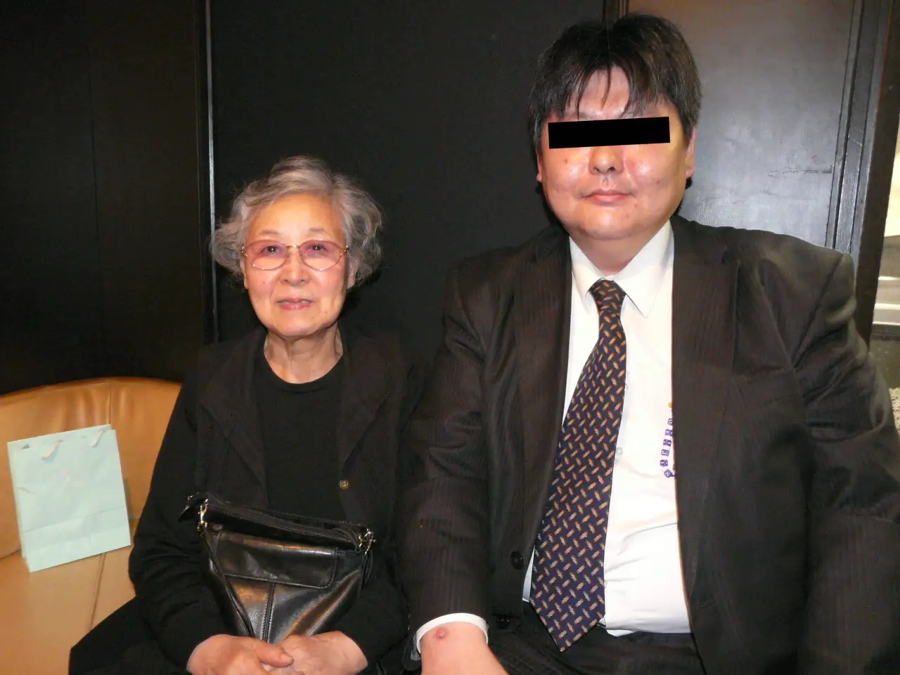 文壇バー「風紋」にて林聖子さん（左）と管理人（2015(平成27)年04月22日撮影）