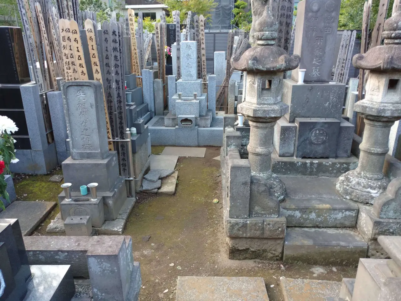 右手に石灯籠のあるお墓の左奥に山崎富栄のお墓がある